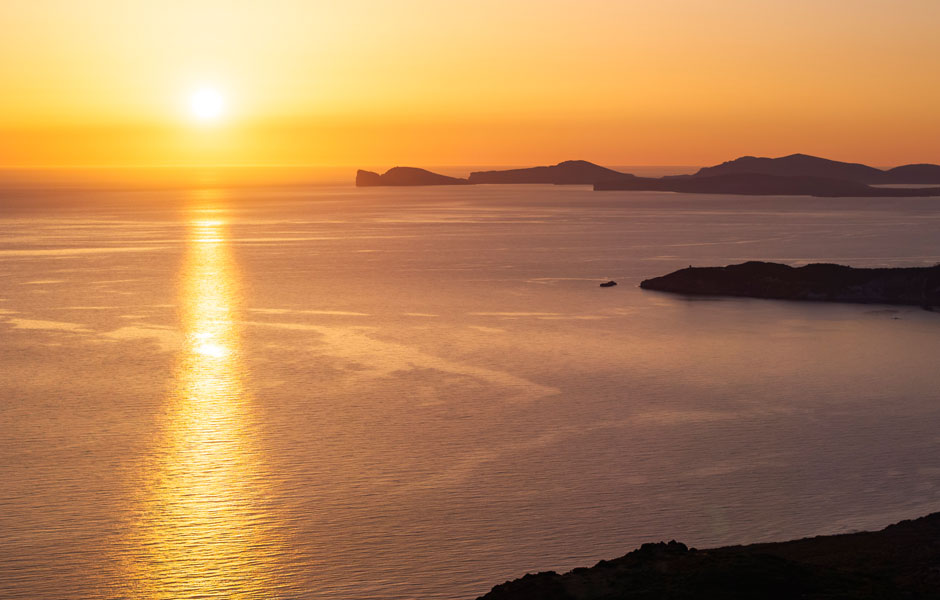 Il tramonto sul mare visto dalle case