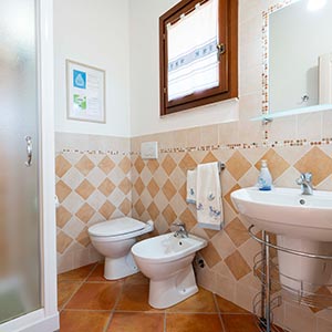 Servizi: Appartamento Chessa, bagno della camera da letto